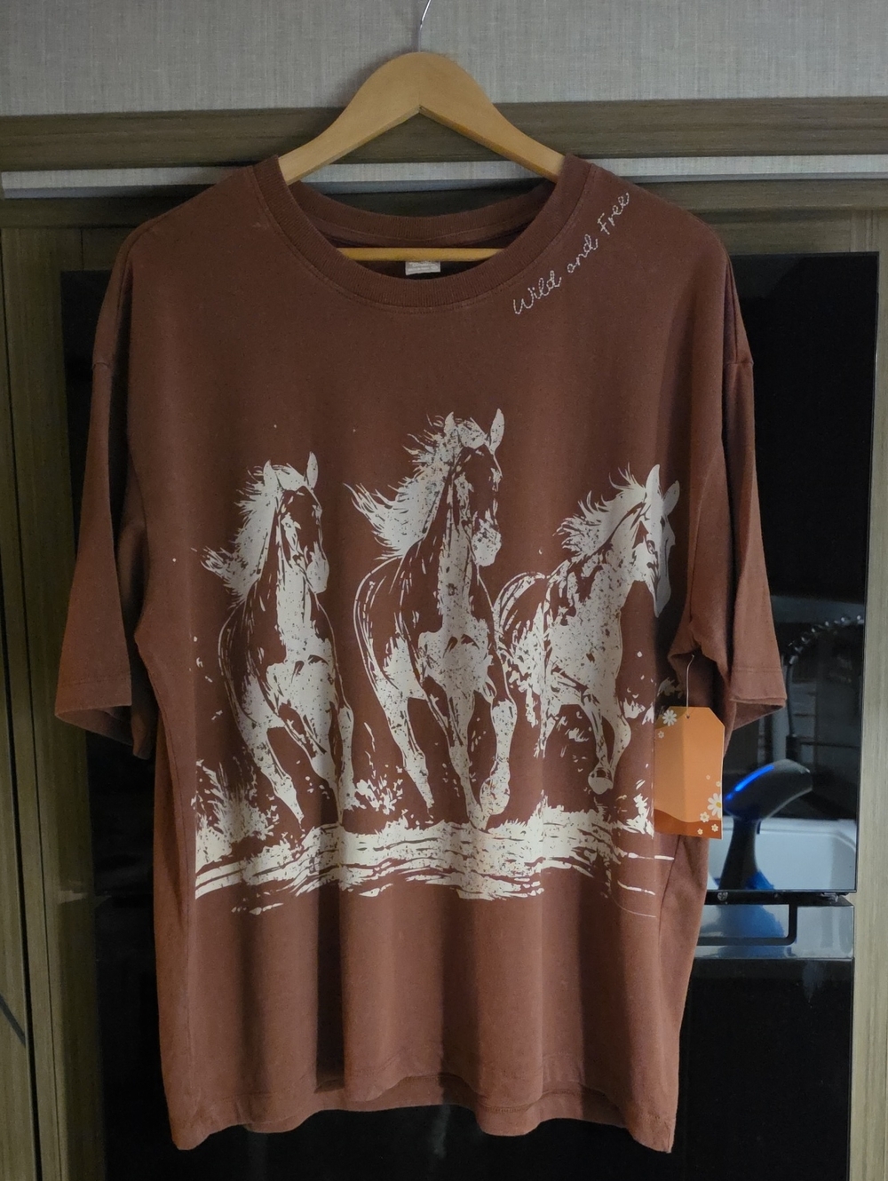 🐴NWT, SHORT SLEEVE WILD AND FREE HORSES TEE" BY "MESSY BUN JUST CHILLIN" 🐴
